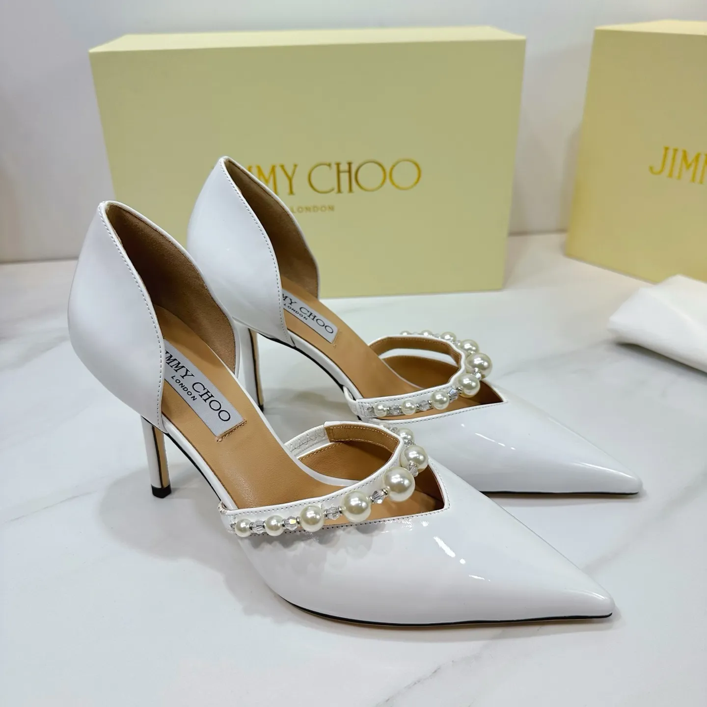 👟👟Ex-factory price 620👟👟 JIMMY CHOO (Jimmy CHOO) 💝💝💝 is a very comprehensive noble fashion lifestyle brand, with a series of women's high-heeled, medium-heeled, flat-heeled sandals with the same straps from major fashion bloggers and celebrities in Hong Kong and the United States.  The Australian pointed toe, round toe and square toe series are simply beautiful. Fall in love with elegance and playful sense of the future. Just by looking at them, you want to own them immediately, but you can really think about a pair of exquisite high heels~~~~~~~~~~~~~~~~~ 💝This series is specially designed for extraordinary and indifferent ladies, thus creating a unique overall effect, Jimmy Choo Design products that inspire women to move forward and show their charm💝💝💝 1⃣️Material: Imported patent leather 2⃣️Inner: Imported Italian lambskin, super soft and delicate 3⃣️Outsole: Imported Italian original original color genuine leather outsole Heel height 8.5 4⃣️Code number: 35 to 39 (34.40.41.42. Customized)